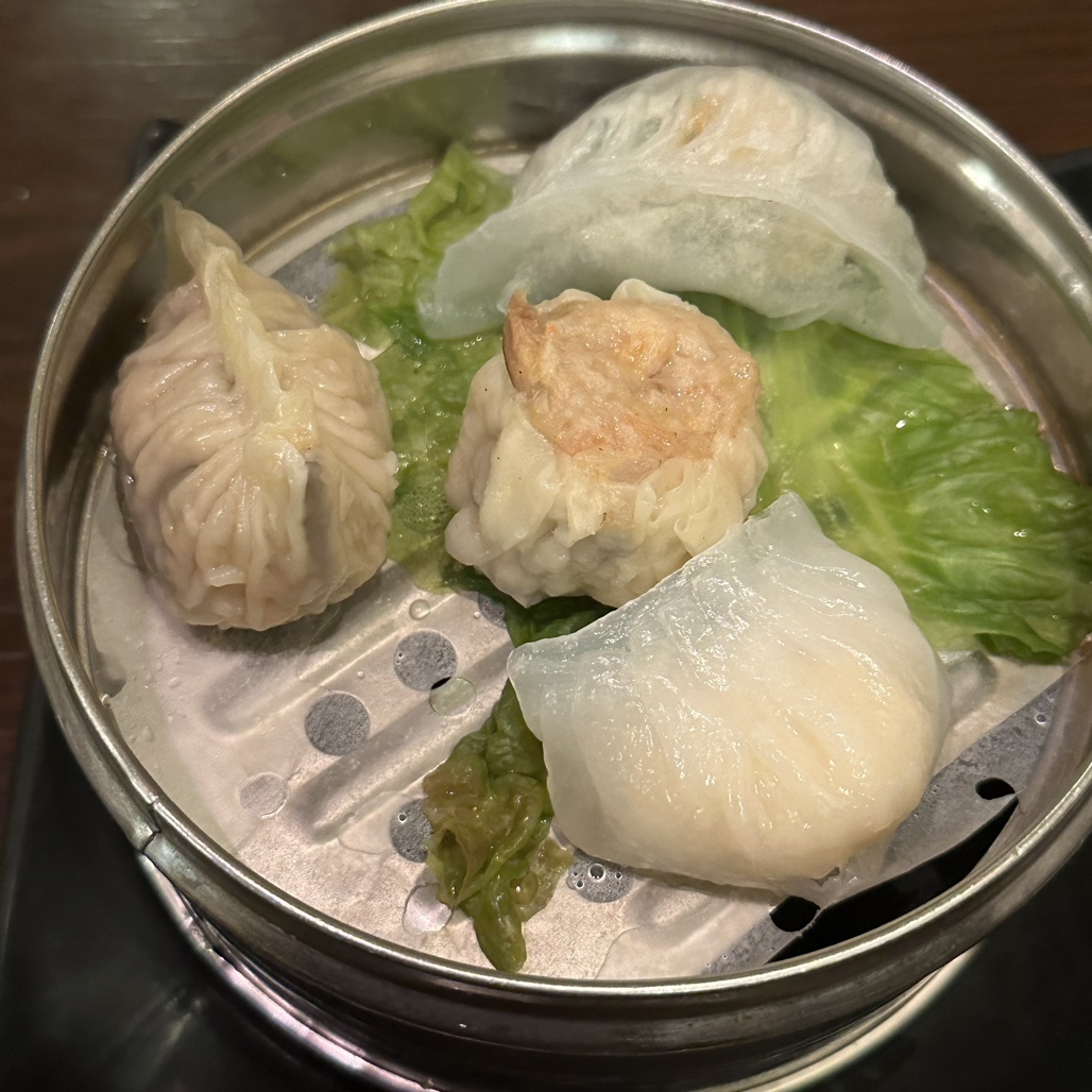 kanmi3's tweet photo. 百名店 良友酒家（海鮮冷麺・点心四種盛・ドラゴンハイボール） 
https://t.co/WWCYc25O9I #tabelog https://t.co/f1t3E3Zqsx