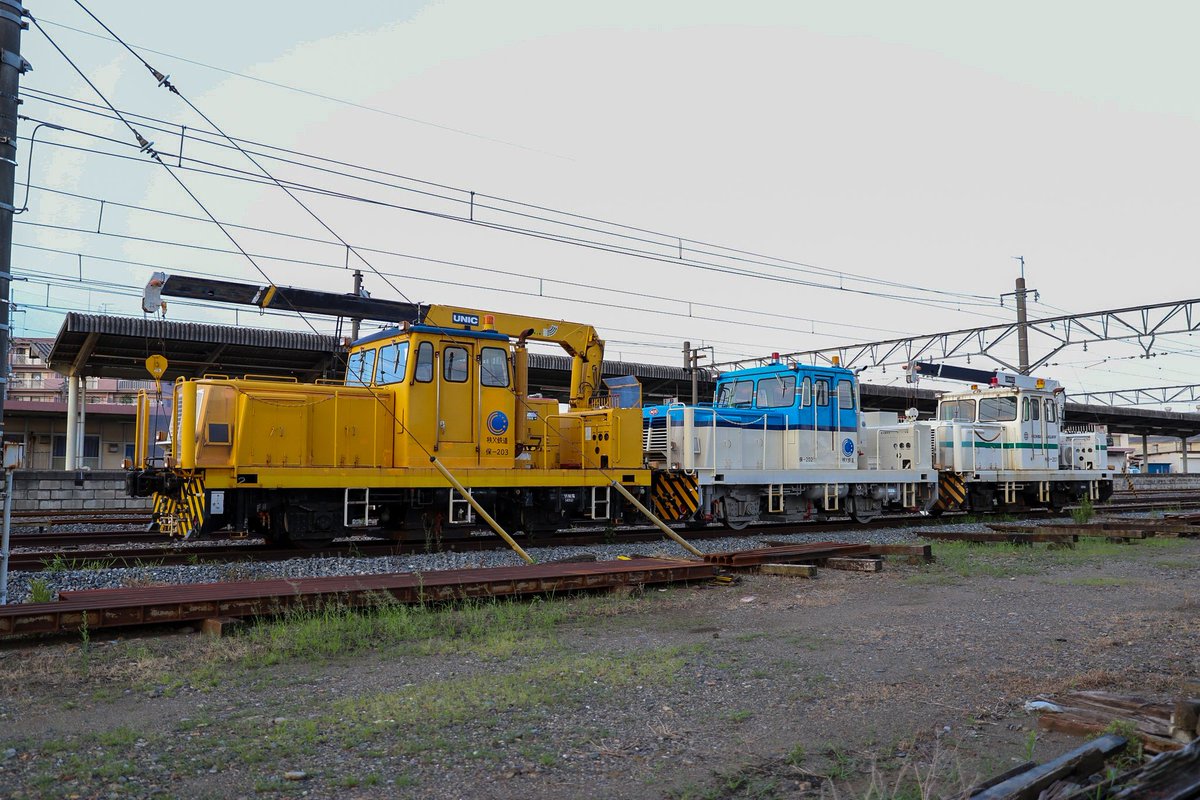 ikkun_train's tweet photo. 「真夏の秩鉄MC祭りin石原」が連日開催中なようで私も見てまいりました。

数時間前にフォロワーさんもいらっしゃったらしい…

保-82がまたここに戻ってくるとは思いもしなかったな… 

1枚目  保-82＋保-121
2枚目 保-203＋保-202＋保-201
3枚目 何故に全部集まってるんだ🤔

 #秩父鉄道  #保守用車 https://t.co/q6W4Se8ZFY