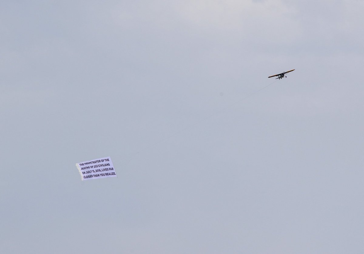 FETÖ terör örgütü elebaşı Fethullah Gülen'in yaşadığı Pensilvanya'da, bir uçağın arkasına dev bir pankart asıldı.

"253 masumun canına kıyanlar, sizin tahmin ettiğinizden çok daha yakın bir yerde yaşıyor."