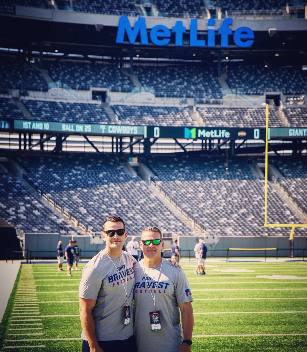 BravestFootball's tweet photo. 𝙎𝙐𝙉𝘿𝘼𝙔𝙎 𝘼𝙍𝙀 𝙁𝙊𝙍 𝙁𝘼𝙈𝙄𝙇𝙔 • A pair of Rosati’s, pregame ‘21 Fun City Bowl 🔥🏈 #fatherson https://t.co/IZPDHW8z3G