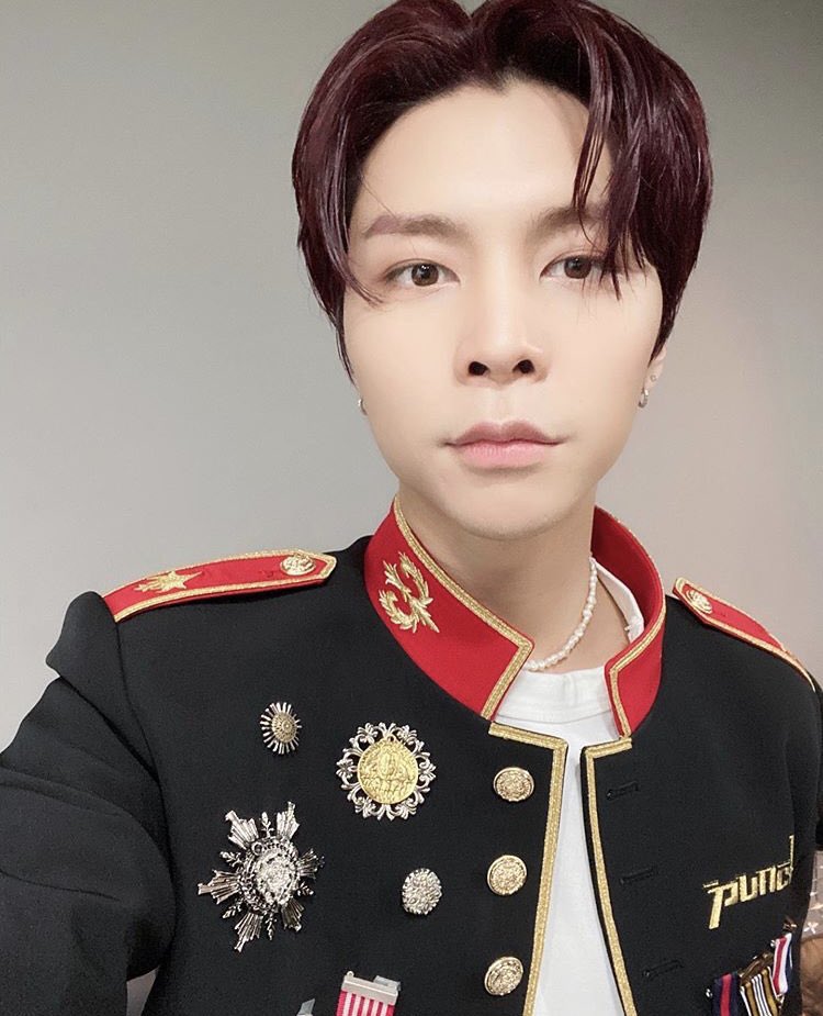 209sable's tweet photo. 역시 왕자라 그런지 제복 진짜 잘어울림 .. https://t.co/rb0PtgmF70
