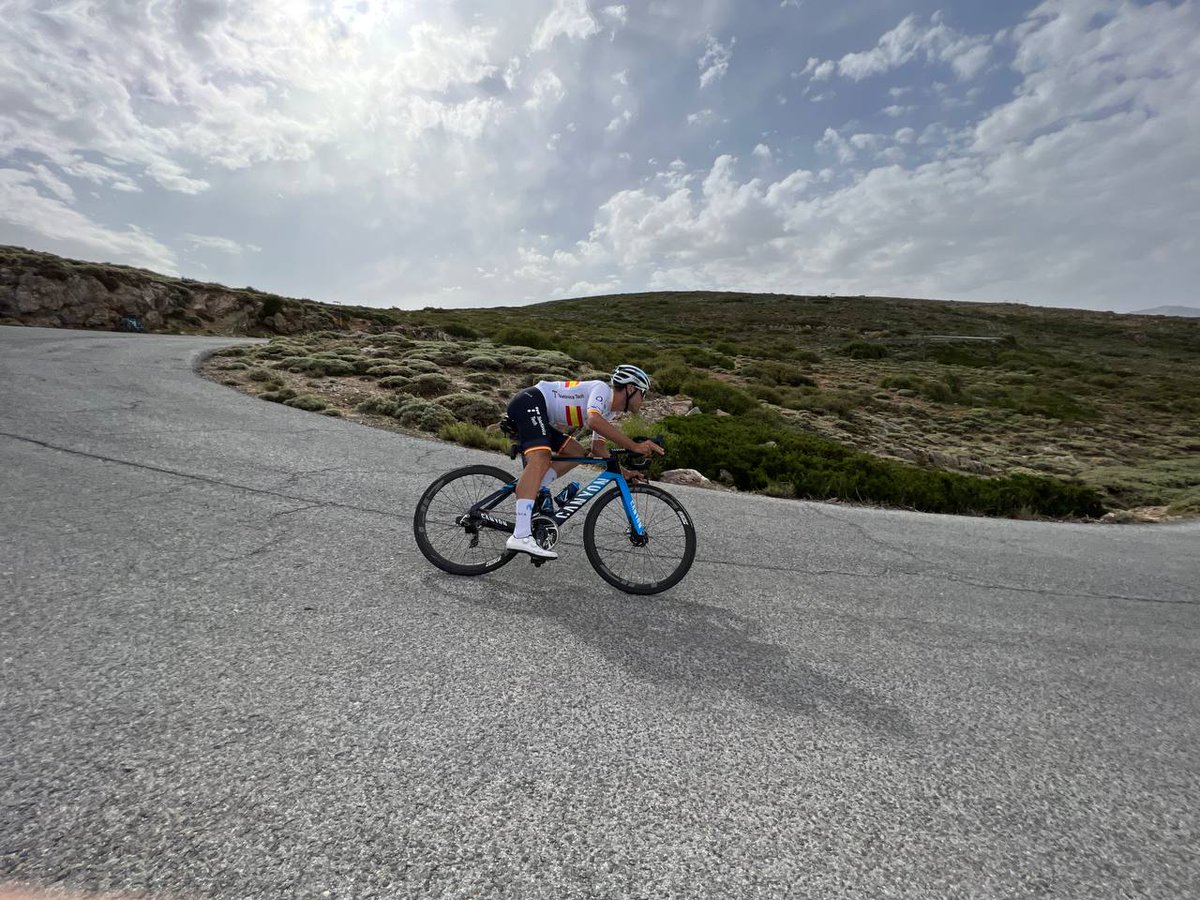 Movistar_Team's tweet photo. 🇪🇸🆕✨ Es un placer presentaros la equipación GOBIK que @LazkanoOier lucirá durante los próximos 12 meses como campeón de España.
#ConnectedStories | #RodamosJuntos
📸 @ivan_cortina 👏🏼 https://t.co/N1AQsDbu24