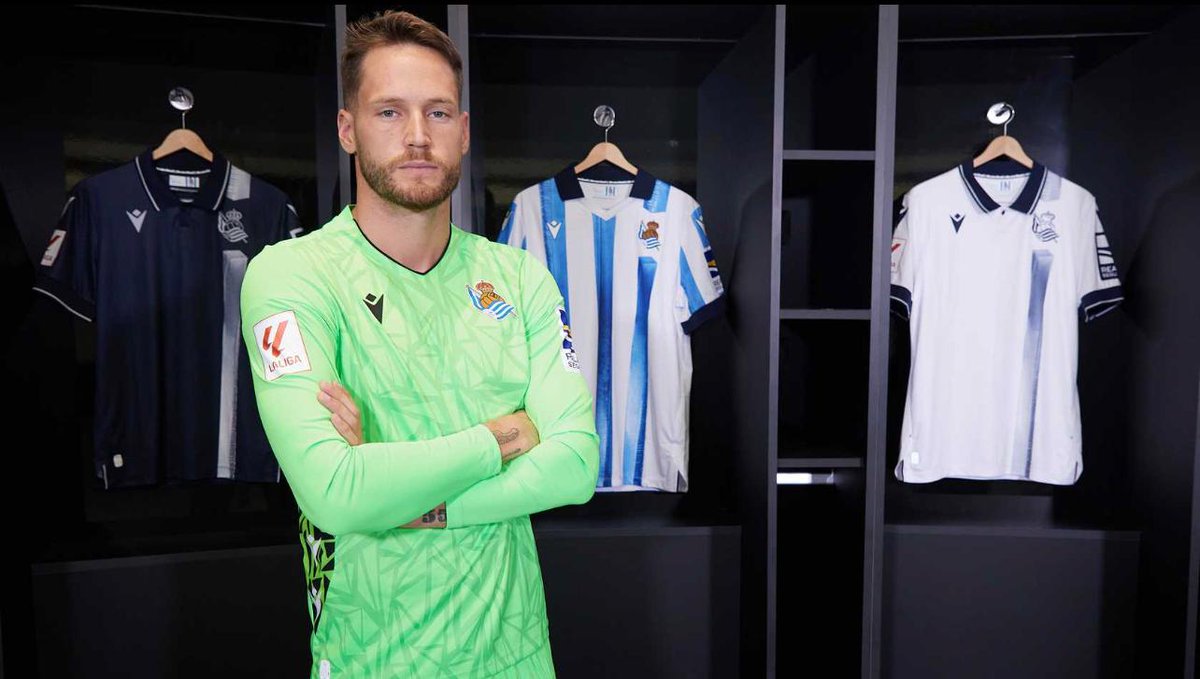 Revoluterss's tweet photo. ⭐️ SORTEAZO ⭐️

💥 La @RealSociedad estrena 3 equipaciones brutales que van a recorrer Europa ‼️

🥳 Para celebrarlo queremos regalaros la que más os guste

1 - ✅️ Seguir a @Revoluterss y @OneClub1909 
2 - 🔁 Retweet a este tweet

🎁 Sorteo el próximo domingo 23 https://t.co/9Jl85VS0gm