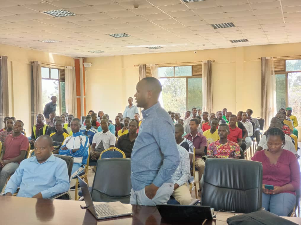 Eli_KWIZERA's tweet photo. Mu ihuriro ry'Urubyiruko muri gahunda yo kurwanya ibiyobyabwenge mu rubyiruko
Urubyiruko rw'Anyamata ruteraniye muri Salle Kugirango bumve ubutumwa bwiza Ubuyobozi bw'akarere bwabageneye
@RwandaLocalGov
@RwandaEast
@HarelimanaAK
@jnabdallah
@RwandaHealth
@Pascal_Mboni https://t.co/2jvN9pgSmc
