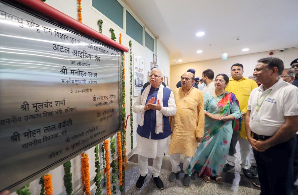 cmohry's tweet photo. मुख्यमंत्री श्री @mlkhattar ने आज दीनबंधु छोटूराम विज्ञान एवं प्रौद्योगिकी विश्वविद्यालय (मुरथल) में 135 फ़ीट ऊंचे राष्ट्रीय ध्वज का लोकार्पण किया।

इसके उपरांत सीएम ने यूनिवर्सिटी के विद्यार्थियों के लिए "अटल अकादमी" व "आईडिया लैब" का भी लोकार्पण किया। https://t.co/j2ds0axR5i