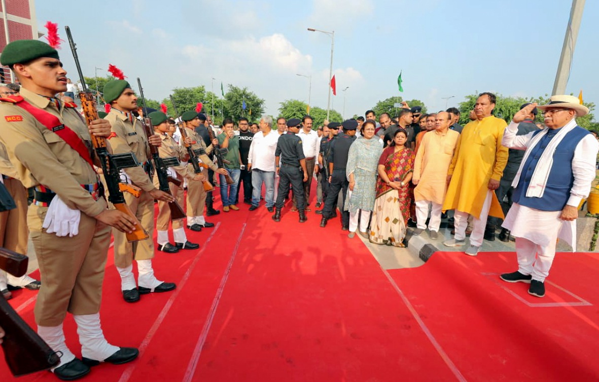 cmohry's tweet photo. मुख्यमंत्री श्री @mlkhattar ने आज दीनबंधु छोटूराम विज्ञान एवं प्रौद्योगिकी विश्वविद्यालय (मुरथल) में 135 फ़ीट ऊंचे राष्ट्रीय ध्वज का लोकार्पण किया।

इसके उपरांत सीएम ने यूनिवर्सिटी के विद्यार्थियों के लिए "अटल अकादमी" व "आईडिया लैब" का भी लोकार्पण किया। https://t.co/j2ds0axR5i