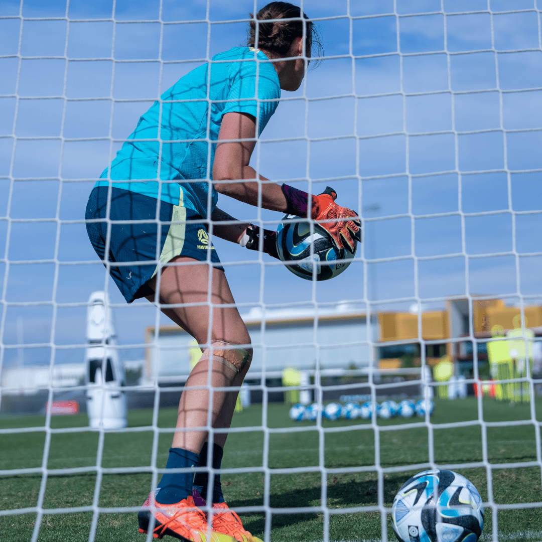 SPOTTED 🧤👀

Check out these custom-made gloveglu gloves for Lydia Williams for the World Cup. 

Can't beat matching gloves &amp; boots 🔥

What do you think, keepers? If you like this style, watch this space 👀

#worldcup2023 #womensworldcup #goalkeepergloves