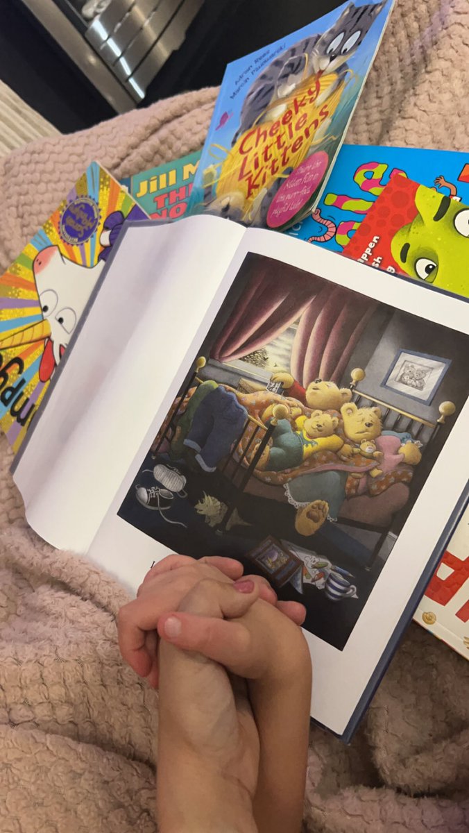 elishaharman's tweet photo. We decided to have a lazy snuggly Sunday today and Millie chose all these books she wanted to read together 🤩 @GrimoldbyYear3  @grimoldbyschool https://t.co/0keNPfQ0gP