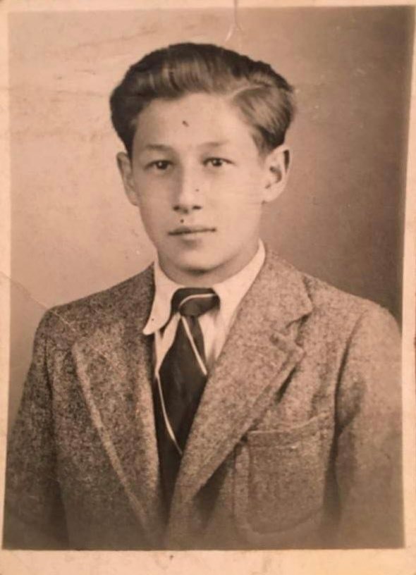 lucie_spindler's tweet photo. Jour #anniversaire de la rafle du #VeldHiv, je partage le témoignage de mon grand-père, enfant caché, que j'ai enregistré dans un #podcast pour @Tenoua. 3 épisodes sont déjà disponibles et 3 autres sont à venir sur la notion de #transmission 🎧 https://t.co/pAVdGGgU2S