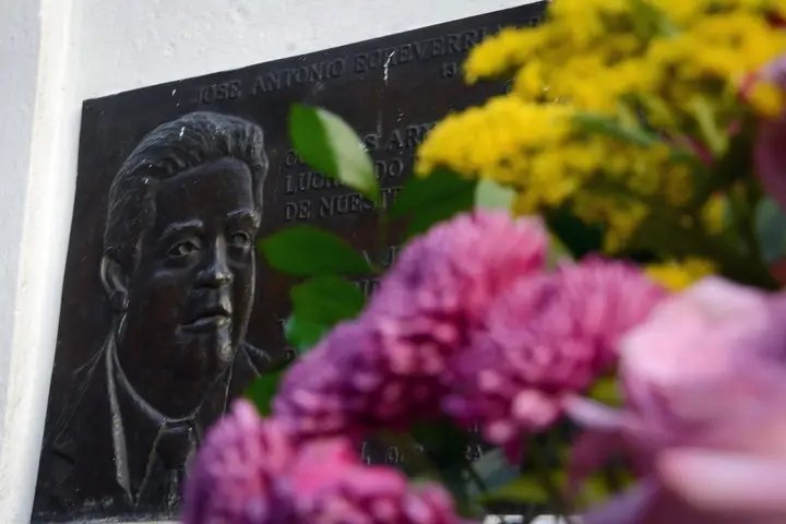 Hoy a su 9️⃣1️⃣ Aniversario del Natalicio José Antonio Echeverría, Presidente de Honor, su frase:

"Si caemos, que muestra sangre señale el camino de la libertad."

#SomosFEU 
#SueñaCreaTransforma
<a href="/DiazCanelB/">Miguel Díaz-Canel Bermúdez</a> <a href="/DrRobertoMOjeda/">Dr. Roberto Morales Ojeda</a> <a href="/aylinalvarezG/">Aylín Alvarez García</a>