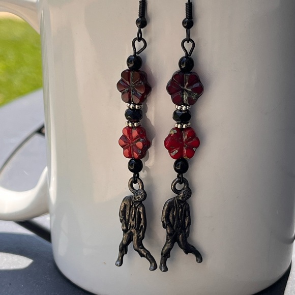 SimkinsKristina's tweet photo. So good I had to share! Check out all the items I'm loving on @Poshmarkapp #poshmark #fashion #style #shopmycloset #vanillabay #handcrafted: https://t.co/UKWHp4XO41 https://t.co/hEbdsfeBSc
