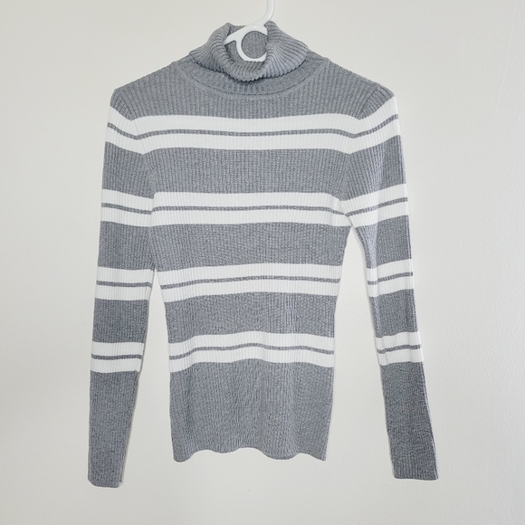 co_fells's tweet photo. So good I had to share! Check out all the items I'm loving on @Poshmarkapp #poshmark #fashion #style #shopmycloset #jessicasimpson #loveuniversity: https://t.co/9NeiqbBS1M https://t.co/lUNPs2FBsm