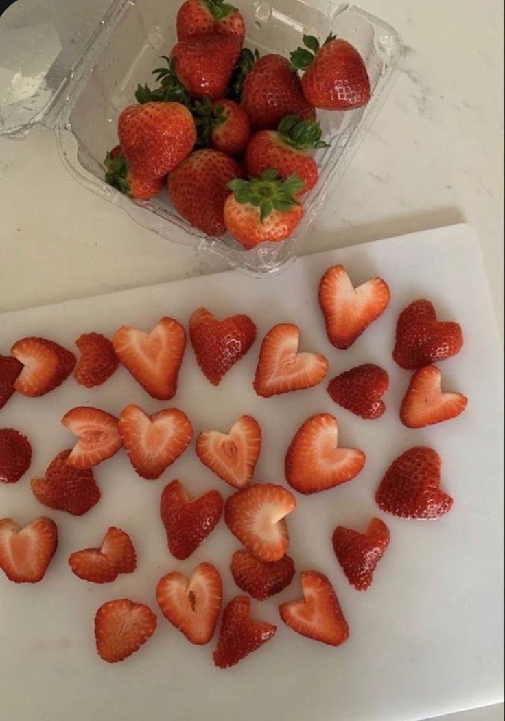 prettiestavenue's tweet photo. heartshaped strawberries https://t.co/xC8FCOPxW8