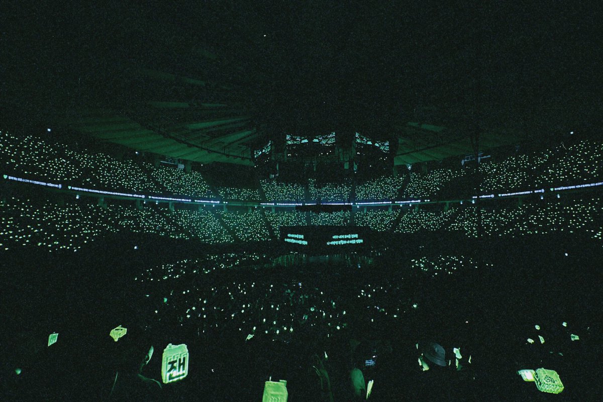 _kimchunbae's tweet photo. 필름 카메라 느낌으로 찍어본 흑백영화…🤭
아름다운 우리칠과 시즈니 배경하시라구 😊

타래로 세로버전 몇장 더 이어놓을게요~! 

#NCT127 https://t.co/9a0OSXev1K