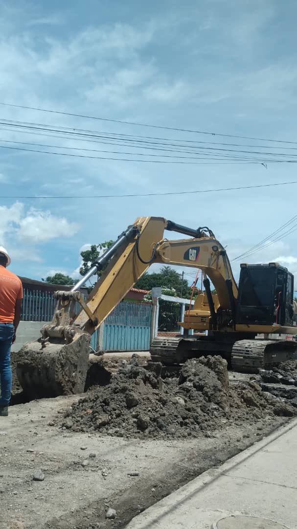Seguimos trabajando en la recuperación de la red de cloacas en la comunidad de la Ruezga Norte, un compromiso del 1x10 orientada por nuestro Presidente <a href="/NicolasMaduro/">Nicolás Maduro</a>. Todo un esfuerzo mancomunada con nuestro Ministro <a href="/RMarcoTorres/">Rodolfo Marco Torres</a>, el Gobernador <a href="/AdolfoP_Oficial/">Adolfo Pereira Gobernador</a>, la Alcaldía de