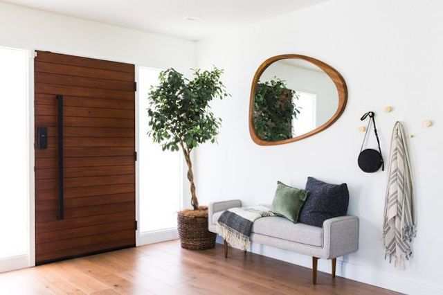 This article has a lot of #interiordesign ideas to use in your home's entryway. #homestyle🙈🙈 HomeProjects #KatyPerry #hospitalitynews #skoonsmarthandle Original: usacatalina