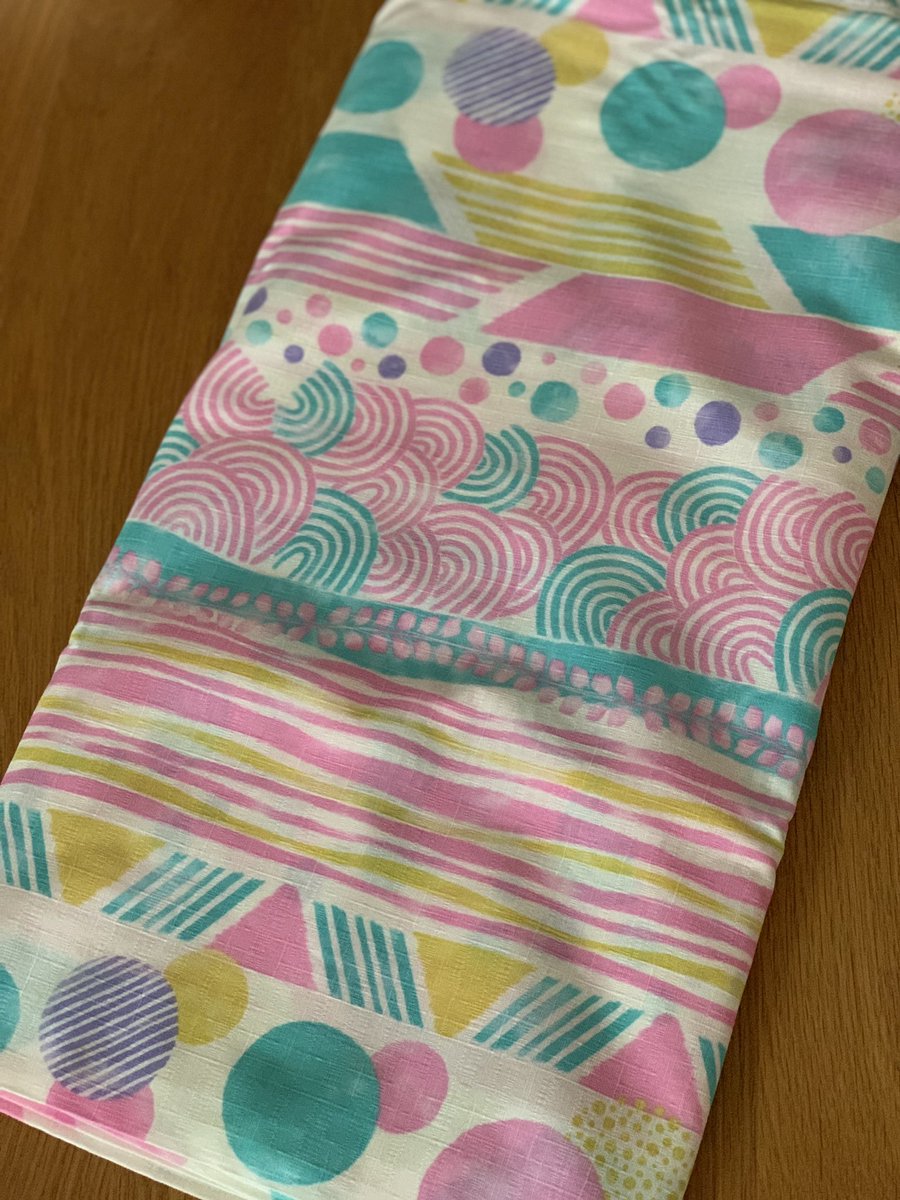 Deloris2306's tweet photo. 可愛い浴衣地に出会ってしまったので、ミシンで娘の浴衣を作ろうと思いました。

のだが、まだ長女の絵本バッグも途中だし、次女のウ���ルドルフ人形も途中だし、いろいろなものが中途半端過ぎて、、 https://t.co/N7yBMtVnfR
