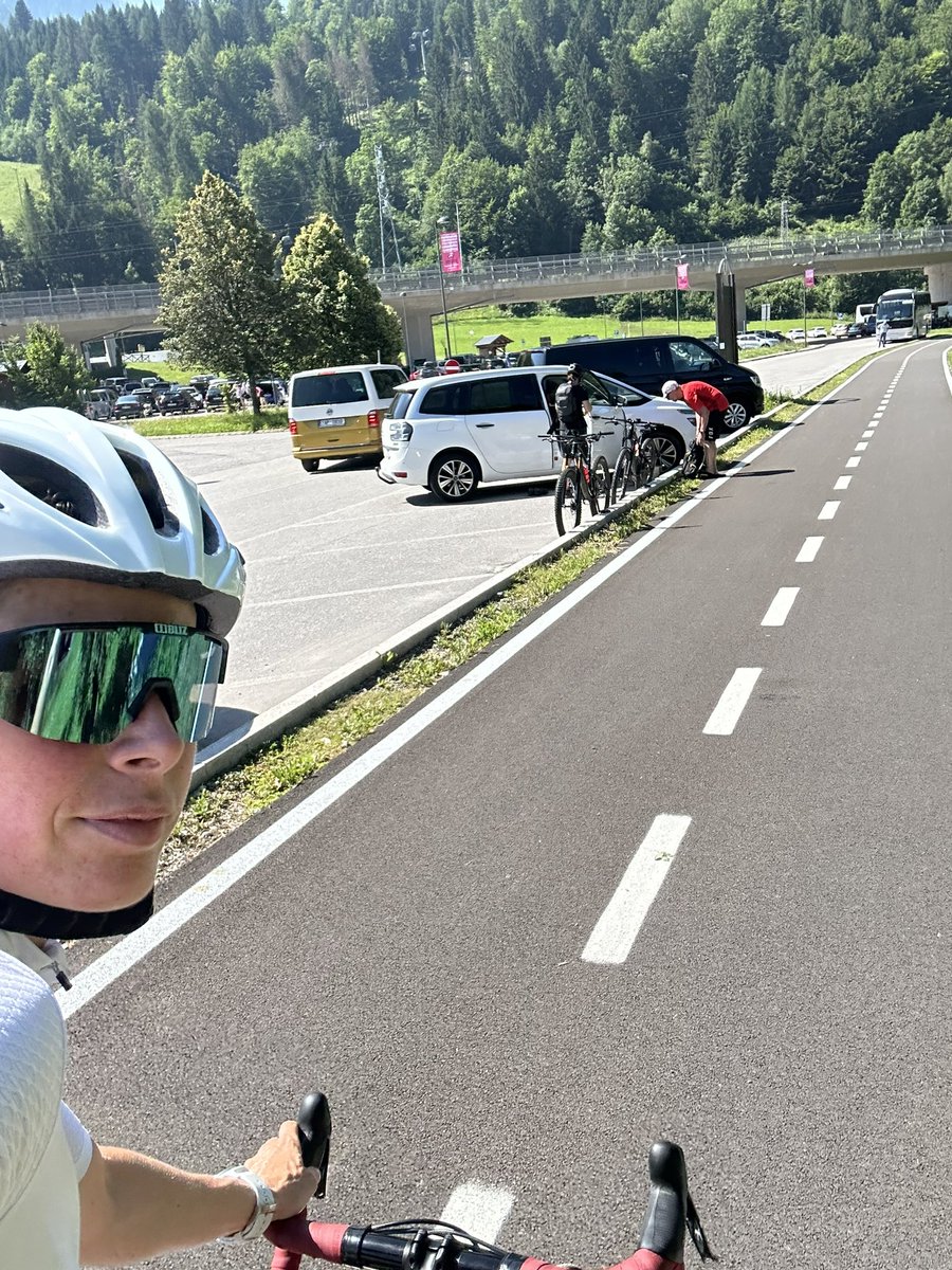 Dopoldne po poteh nore Giro zmage Primoža, zdaj pa kot vse dni švicamo pred TV s Tadejem... Super močne noge in gasa <a href="/TamauPogi/">Tadej Pogačar</a> 💪💪
#tdftvs