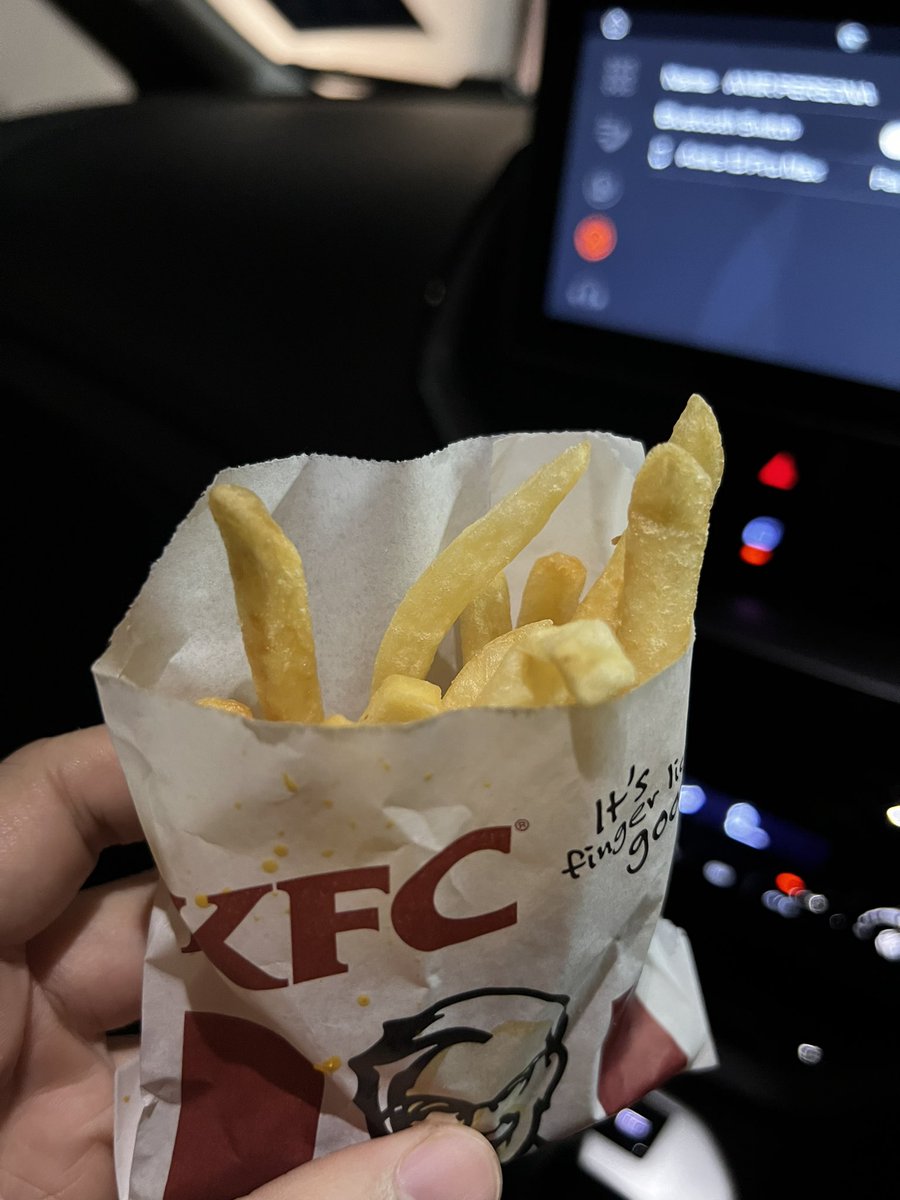 amir_susu's tweet image. Am I tripping or KFC punya fries dah tak crispy macam dulu? 

KFC used to have the best crispy fries??? Now fries stringshoes biasa je???