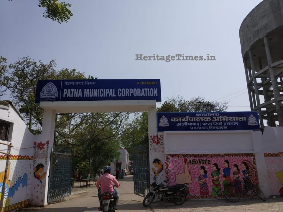 HeritageTimesIN's tweet photo. 𝐏𝐚𝐭𝐧𝐚 𝐌𝐮𝐧𝐢𝐜𝐢𝐩𝐚𝐥 𝐁𝐮𝐢𝐥𝐝𝐢𝐧𝐠 & 𝐌𝐚𝐫𝐤𝐞𝐭𝐬 𝐰𝐞𝐫𝐞 𝐦𝐚𝐝𝐞 𝐚𝐬 𝐚 𝐩𝐮𝐧𝐢𝐬𝐡𝐦𝐞𝐧𝐭 𝐭𝐨 𝐈𝐧𝐝𝐢𝐚𝐧𝐬 𝐟𝐢𝐠𝐡𝐭𝐢𝐧𝐠 𝐭𝐡𝐞 𝐁𝐫𝐢𝐭𝐢𝐬𝐡.
𝙂𝙧𝙖𝙫𝙚𝙨 𝙤𝙛 𝙛𝙖𝙢𝙞𝙡𝙮 𝙬𝙚𝙧𝙚 𝙡𝙚𝙫𝙚𝙡𝙡𝙚𝙙
In 1863, while following a Wahabi plot to overthrow the British government unearthed at Ambala, police raided the house of Maulvi Ahmadullah in Sadikpur, Patna. Maulvi’s brother Yahya Ali and many others were arrested. In 1864, Yahya and others from Sadikpur, Patna were sentenced to death, later changed to transportation to Andamans as the British did not want them to be celebrated as martyrs.
In 1864, Ahmadullah the organiser of the militant aspect of the Wahabis in Patna was arrested and tried. The Judge at Patna sentenced Ahmadullah to death with forfeiture of his property at Sadikpur. The High Court altered the sentence of Ahmadullah to transportation for life and Ahmadullah was sent to the Andamans on the 13th April, 1865. Very soon he had the pleasure of meeting, at Andamans, his brother Yahya Ali and his other colleagues who had been convicted in the Ambala case. Soon, Karim Baksh attempted to murder Mr. Ainslie, the Judge who had sentenced Ahmadullah to death. Karim Baksh was sentenced to R.I. for 10 years.
The properties of Ahmadullah & other Wahabis were confiscated and even the villages granted by Ahmadullah to her wife in perpetual lease in lieu of her dowry prior to his arrest was not spared. 𝑵𝒐𝒕 𝒐𝒏𝒍𝒚 𝒕𝒉𝒆 𝒉𝒐𝒖𝒔𝒆𝒔 𝒘𝒆𝒓𝒆 𝒅𝒆𝒎𝒐𝒍𝒊𝒔𝒉𝒆𝒅 𝒂𝒏𝒅 𝒕𝒖𝒓𝒏𝒆𝒅 𝒊𝒏𝒕𝒐 𝒍𝒆𝒗𝒆𝒍 𝒈𝒓𝒐𝒖𝒏𝒅 𝒂𝒏𝒅 𝑩𝒂𝒛𝒂𝒓 & 𝑴𝒖𝒏𝒊𝒄𝒊𝒑𝒂𝒍 𝒃𝒖𝒊𝒍𝒅𝒊𝒏𝒈𝒔 𝒘𝒆𝒓𝒆 𝒆𝒓𝒆𝒄𝒕𝒆𝒅 𝒃𝒖𝒕 𝒊𝒕 𝒊𝒔 𝒔𝒂𝒊𝒅 𝒕𝒉𝒂𝒕 𝒕𝒉𝒆 𝒇𝒂𝒎𝒊𝒍𝒚 𝙜𝙧𝙖𝙫𝙚𝙮𝙖𝙧𝙙 𝒘𝒂𝒔 𝒂𝒍𝒔𝒐 𝒑𝒍𝒐𝒖𝒈𝒉𝒆𝒅 𝒖𝒑.
#Bihar #Patna
Cc @officecmbihar @biharfoundation @Ahmad_Shakeel @irfhabib
