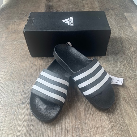 So good I had to share! Check out all the items I'm loving on <a href="/Poshmarkapp/">Poshmark</a> #poshmark #fashion #style #shopmycloset #hickeyfreeman #lularoe #adidas: posh.mk/XkmZ0yF8tBb