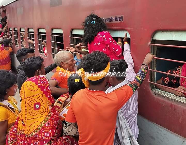 BantiVats's tweet photo. अब तो नींद से जागिए @AshwiniVaishnaw @ECRlyHJP @spjdivn @drmsee1 @drmmalda @RailMinIndia
@mehboob_kaiser सहरसा में कांवरियों की इतनी भीड़ है कि,जिसका रिजर्वेशन है वह भी अपना ट्रेन में नहीं चढ़ पाता है,यात्री बहुत परेशान हो रहे हैं।
सहरसा-देवघर या सहरसा-भागलपुर स्पेशल ट्रेन चलाएं। https://t.co/xxbAxG9m6y