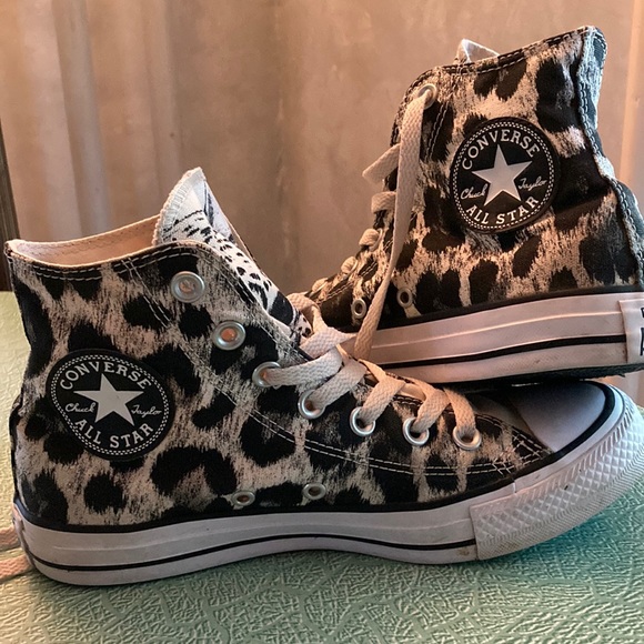 Young41L's tweet photo. So good I had to share! Check out all the items I'm loving on @Poshmarkapp from @LopezDaby #poshmark #fashion #style #shopmycloset #maxstudio #converseallstars: https://t.co/GeEwP0FksC https://t.co/Ei6qJjWzKf