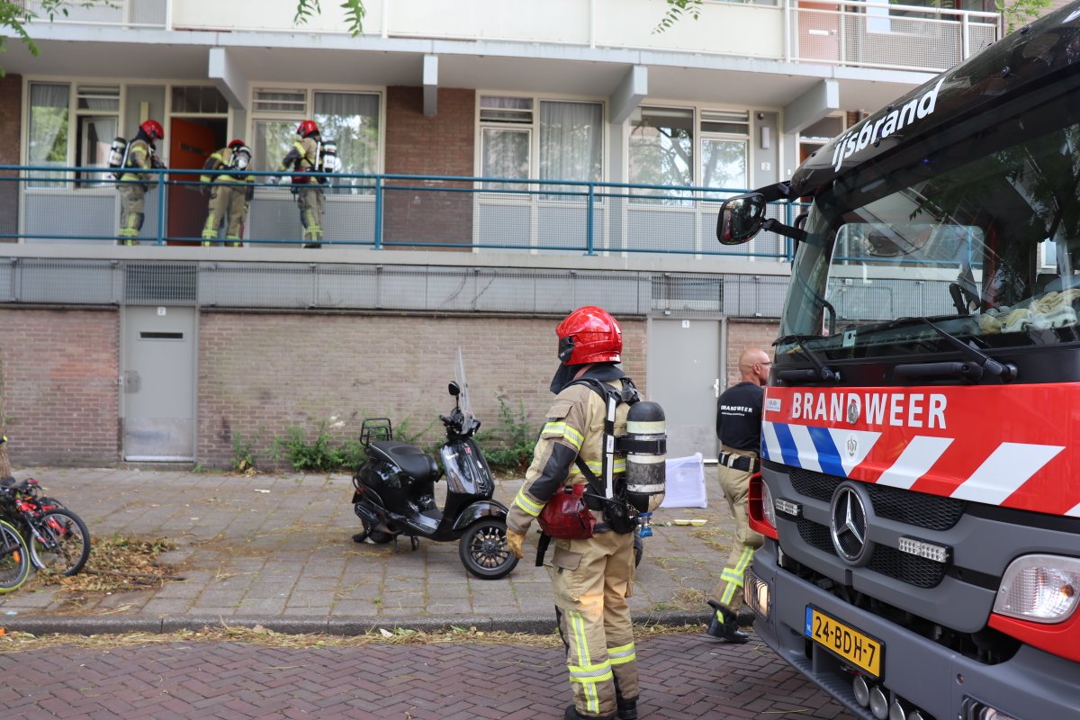 martindamen58's tweet photo. @POL_Amsterdam brengt bew met brandwond aan L-hand naar EHBO-post omdat meldkamer @AmbuAmsterdam #weigert een ambulance te sturen. De #woningbrand keuken vlam in de pan werd vanmiddag om 16.50 uur gemeld. #Tjalkstraat #Amsterdam noord Banne 1. Brandje snel geblust schade beperkt https://t.co/EM2o7ZmPiI