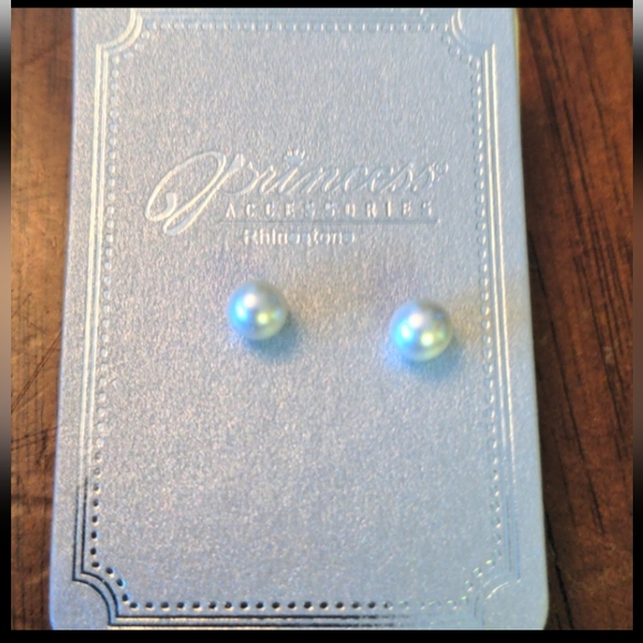 Newman_Ent's tweet photo. So good I had to share! Check out all the items I'm loving on @Poshmarkapp from @GrosvenorsCornr #poshmark #fashion #style #shopmycloset #princessaccessories: https://t.co/0YJZsz7qFP https://t.co/IGylbMsoOC