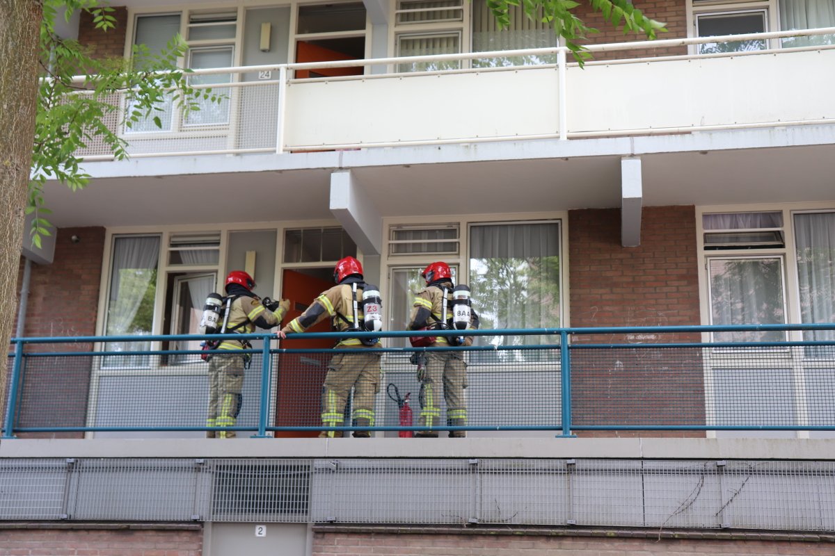 martindamen58's tweet photo. @POL_Amsterdam brengt bew met brandwond aan L-hand naar EHBO-post omdat meldkamer @AmbuAmsterdam #weigert een ambulance te sturen. De #woningbrand keuken vlam in de pan werd vanmiddag om 16.50 uur gemeld. #Tjalkstraat #Amsterdam noord Banne 1. Brandje snel geblust schade beperkt https://t.co/EM2o7ZmPiI
