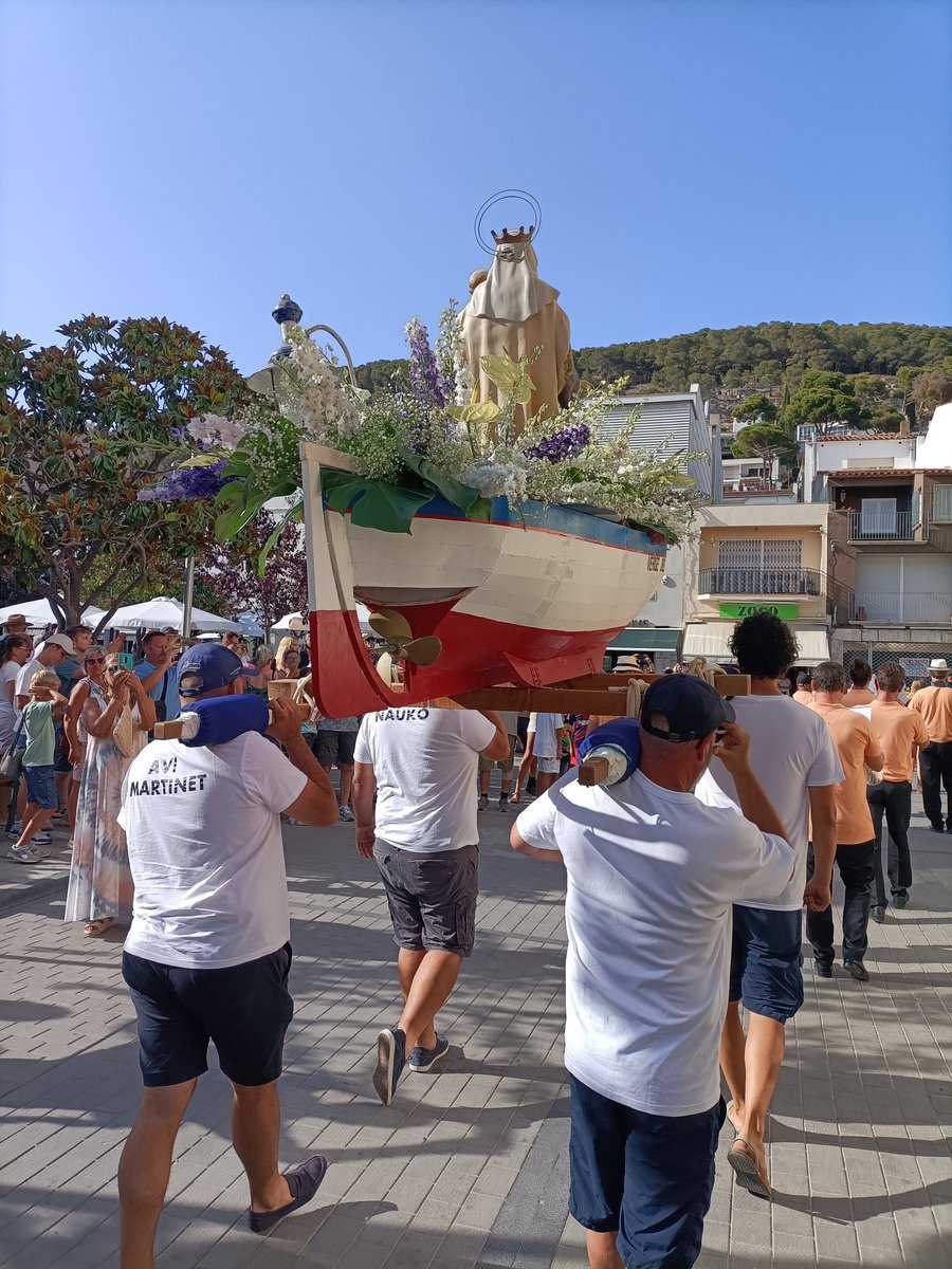 DalmauGenis's tweet photo. Comença la tradicional procedsó marinera del Carme #vergedelcarme #estartit https://t.co/yEbxLuXiGD
