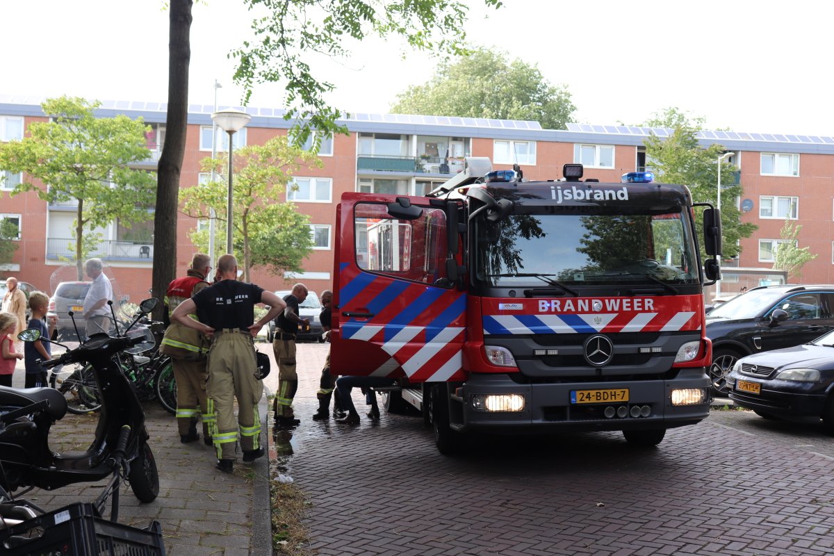 martindamen58's tweet photo. @POL_Amsterdam brengt bew met brandwond aan L-hand naar EHBO-post omdat meldkamer @AmbuAmsterdam #weigert een ambulance te sturen. De #woningbrand keuken vlam in de pan werd vanmiddag om 16.50 uur gemeld. #Tjalkstraat #Amsterdam noord Banne 1. Brandje snel geblust schade beperkt https://t.co/EM2o7ZmPiI