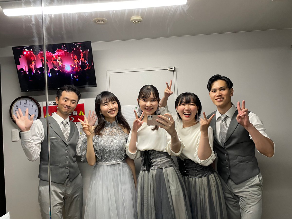 hidenaga_martin's tweet photo. 4年ぶりのあかつきの鴉。でのステージした🐦️
メンバー5人で当時のように多くのお客様の前で歌えた15分は心にくるものがありました。
主催してくれた3人、出演者、お客様、その他少しでも推していただけた全ての皆々様に感謝です。ありがとうございました！
（SK☆ETCHにいじられて嬉しい）
#推しアカ https://t.co/kMa9GVjT22