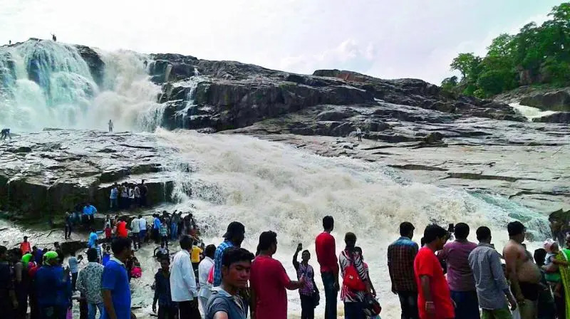 metro_updates's tweet photo. Kuntala waterfalls draw crowds as rains bring gushing waters. Visitors from multiple districts, including Hyderabad, flock to enjoy the scenic beauty. https://t.co/K7Mwz57cIG