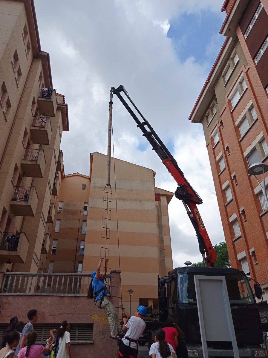 FestesOsona's tweet photo. Acabem la festa major del Barri Osona on hem organitzat tot d’avtivitats durant tot el cap de setmana, cinema a la fresca, circuit de karts, sopar de germanor, música i ball en direcre, discomòbil, xocolatada…etc GRÀCIES A TOTS!❤️ Fins la propera! + fotos al nostre Facebook! https://t.co/YkOznulEwV