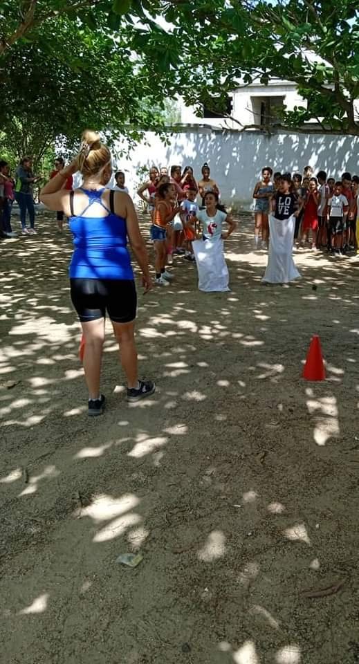 En #CabaiguánEduca se amanece celebrando el día de los niños, nuestros brigadistas Raúl Ferrer llevan la alegría hasta las zonas rurales para divertirse en familia en este #VeranoConAmor #SanctiSpíritusEnMarcha <a href="/CubaMined/">MINED</a>