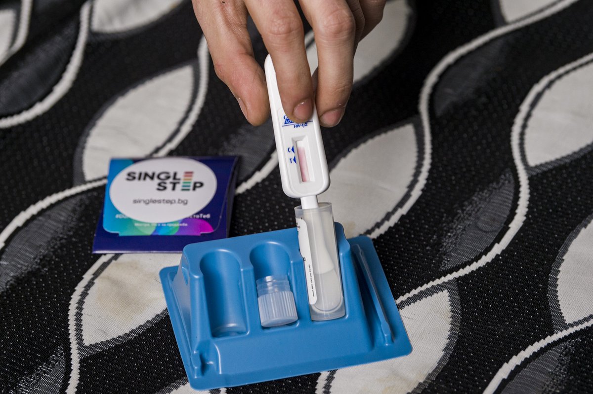 WHO's tweet photo. HIV self-testing means people can discover their #HIV status in private using oral fluid or blood finger-prick self-tests.

This convenient and easy procedure helps many more people to know their HIV status and get treatment, if needed.

#SelfCare https://t.co/CkIUeinoxY