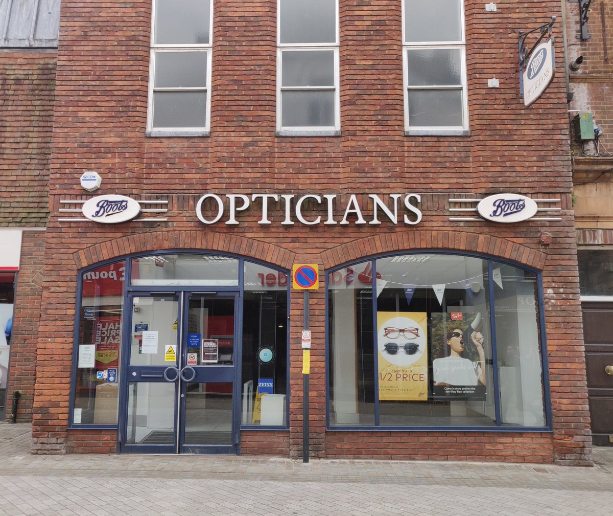 logopopsblog's tweet photo. 😎 Some retro Boots vibes captured just before this opticians undergoes a refurbishment in Hertford, Hertfordshire 

💊 The white lozenge on Boots shopfronts was introduced in the late-80s and 90s

📸 @JosephBegley https://t.co/ZescrDq8RI