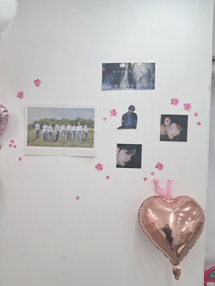 hyen_x's tweet photo. 📍드리미스페이스

늦게 가서 럭드는 끝났지만... 즐겁게 감상하구 왔어요!! 부채 진짜 너무 이뻐서 생카 돌 때 잘 쓰고 다녔어요!
#summer_dream_with_taetae
#태래가_온_여름을_기억할게요 https://t.co/DLj0U8oBHZ