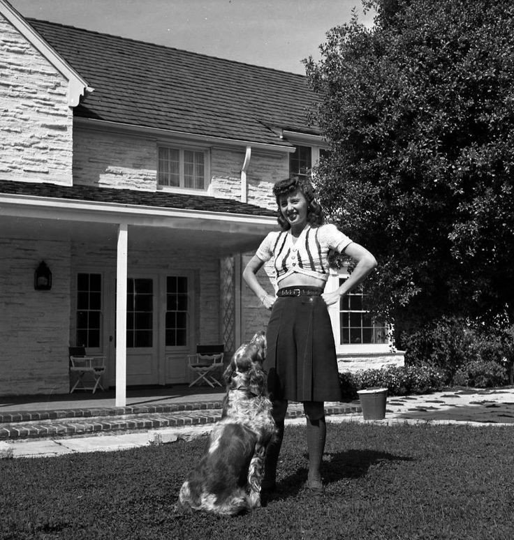 “I couldn’t stand being passive. I couldn’t play the placid girl.”

Happy birthday, eternal noir queen Barbara Stanwyck ...
📸John Florea, 1943