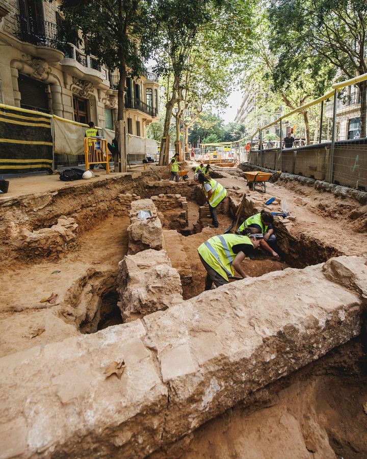 Bcn_Eixample's tweet image. Al descobert les restes d'un #convent del segle XVI al carrer de Girona. 

⛪ Tot sembla indicar que es tracta d'una construcció religiosa dels caputxins de Montcalvari.

ℹ️ via.bcn/Bt3N50Pclgs
@bcncultura @arqueologiabcn