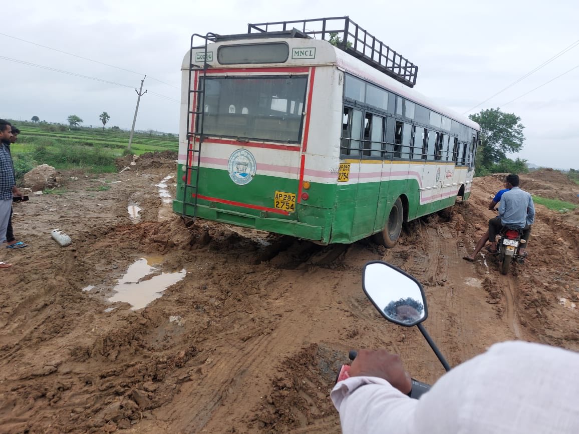 RSPraveenSwaero's tweet photo. ఇదీ పది సంవత్సరాల కేసీఆర్ -కోనప్ప ల దోపిడి పాలనలో సిర్పూర్ నియోజకవర్గంలో రోడ్ల దుస్థితి!! ఇక్కడ రోజూ ప్రజలు ప్రాణాలు అరచేతిలో పెట్టుకొని బతుకుతూంటే, ముఖ్యమంత్రి గారు, వాళ్ల ఎమ్మెల్యే లు ప్రజల సొమ్ముతో విందుల్లో మునిగితేలుతున్నారు. 
#KCRfailedTelangana https://t.co/UYoPSTYTGU
