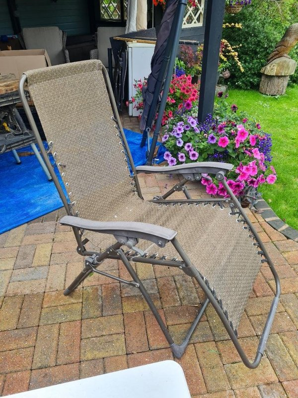 OFFER: 2 x garden chairs (Dursley area) ilovefreegle.org/message/100884…