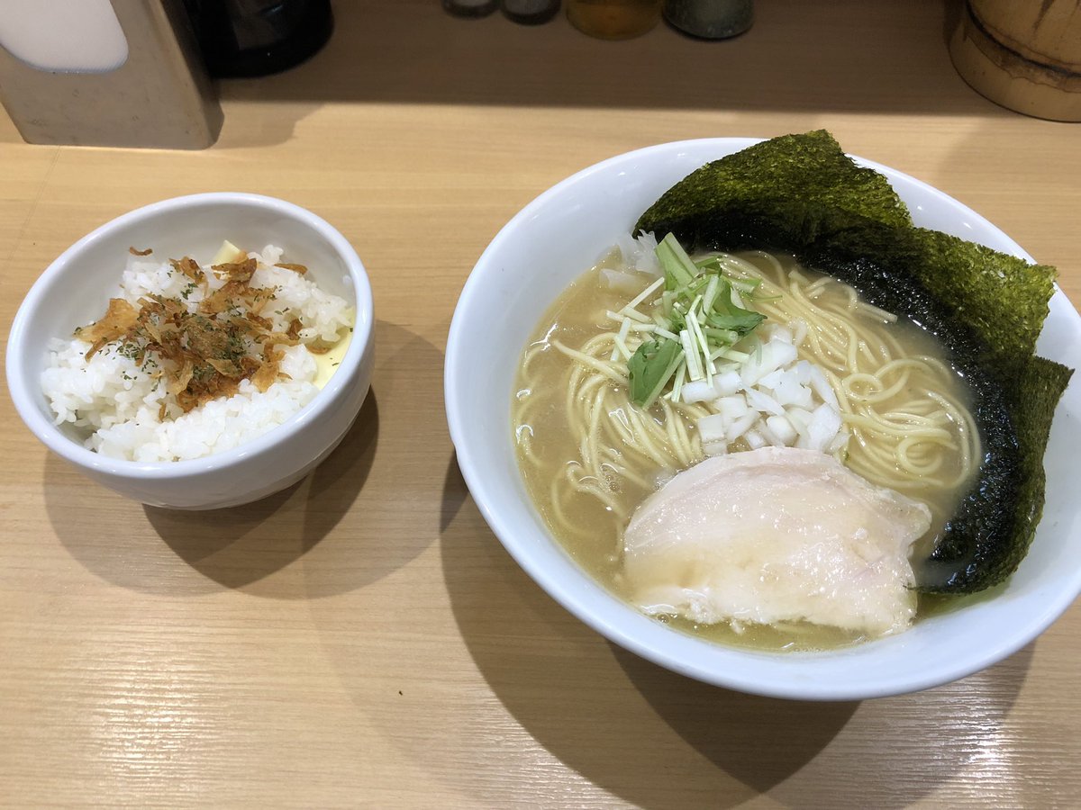 wanny_kento's tweet photo. はぐれ雲で鶏白湯そばとリゾットを食べました^o^
リゾットは自分で作るタイプみたいです(〃ω〃)
#鶏白湯そば 
#リゾット 
#はぐれ雲 
#春日 https://t.co/dzNbfQAHnk