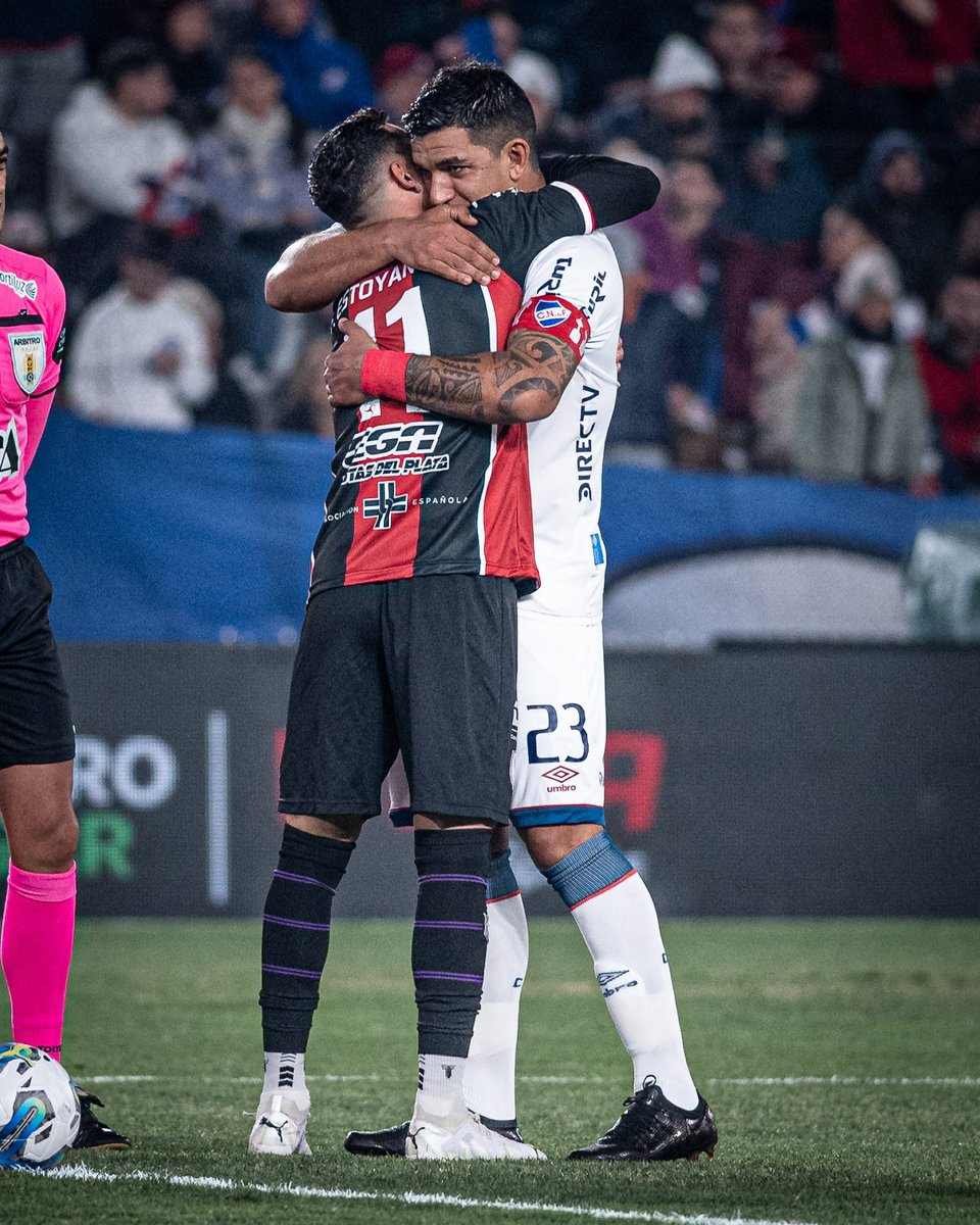 chepobolso's tweet photo. El lolo silbado, era normal,pero no me olvido, cuando falleció el morro el pidió el minuto de silencio, ese finde hizo un golaso de pm y se lo dedico a él con lágrimas en los ojos, la nota la dio tambn casi llorando, a partir de ese día se ganó mis respetos, un tipo con códigos! https://t.co/Khh8o4FvUj