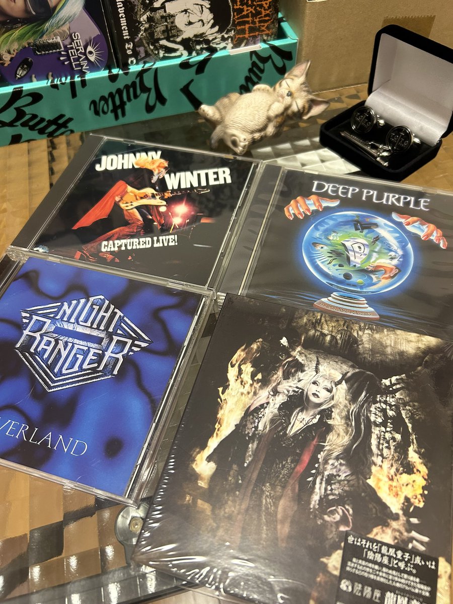 DreamCh24621504's tweet photo. Hi, guys.
I listened to these CDs on July 16th, 2023.
Captured Live!
R.I.P. #JohnnyWinter ✝️
Slaves and Masters / Deep Purple🇬🇧
R.I.P. #JonLord ☦️
Neverland / Night Ranger🇺🇸
#AlanFitzgerald
龍凰童子 / 陰陽座🇯🇵
#黒猫
Listening to good music makes me feel so happy. Good night. https://t.co/cgLetxwjEY
