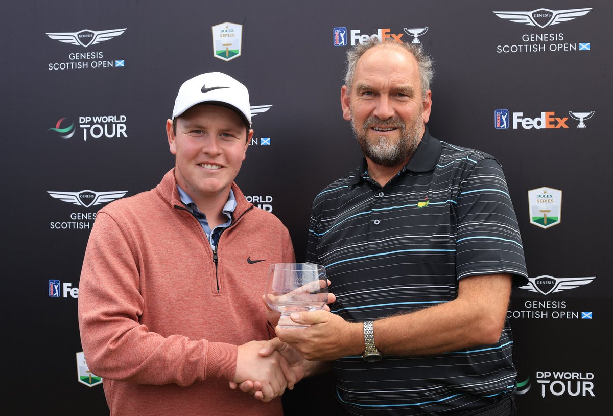 SO CLOSE. Despite an outstanding 64 (-6) from @robert1lefty in the wind @scottishopen, he's ultimately pipped by one by @McIlroyRory - Congrats Champ 🏆 Presented by @DempsterMartin with The Jock MacVicar AGW Memorial Award, we're sure Auld Jock would be bursting with pride 🏴󠁧󠁢󠁳󠁣󠁴󠁿