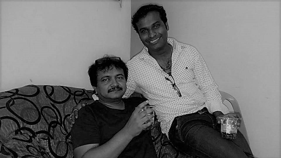 MChimmani's tweet image. మిత్రుడు "బలగం" రచ్చ రవితో అఖిల్ కార్తీక్ ఇంట్లో ఈ సమావేశం. 

గమనిక: గ్లాసుల్లో ఉన్నది థమ్సప్! 🙂

#FilePhoto