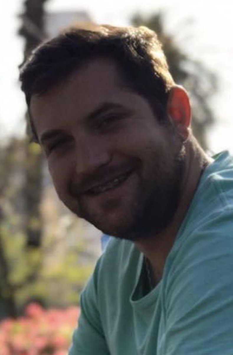 hernan_sr's tweet photo. ¿Se acuerdan que el papá de Antonia Barra contó que una sobrina de Gloria Naveillán también había sido abusada por Pradenas y el hermano lo llamó para sacar a su hermana del caso? 
Bueno, ese personaje es Sebastián Naveillán Mebus. 
¿Pero como di con su nombre y nos enteramos que está involucrado en el caso de corrupción de la Araucanía? 
En el hilo se los cuento 👇 (1/3)