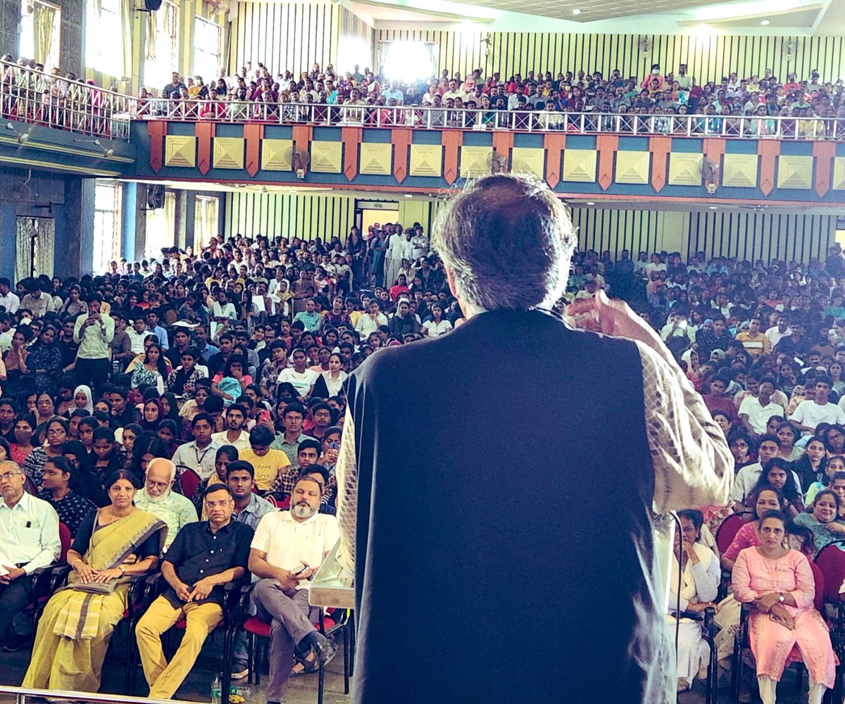 ShashiTharoor's tweet photo. Inaugurated the #MLAAwards function of Ernakulam MLA @TJVinod1 this morning. Addressed a massive hall filled to capacity and was struck by the scale of the event &amp; the high priority the state gives to academic excellence. https://t.co/zWNegH1J8z